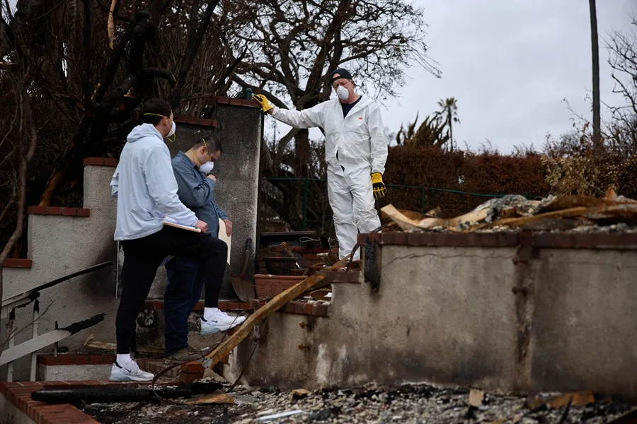 Restos tras el incendio de Palisades en Los Ángeles, California, EE. UU., en una fotografía de archivo. EFE/EPA/Allison Dinner
